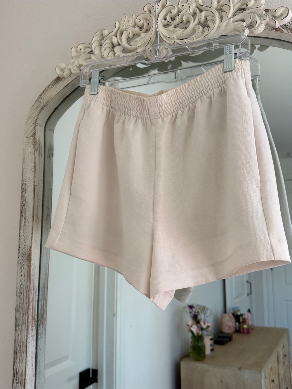 Aritiza WILFRED-Women's White Cream Elastic Waist Dress Shorts